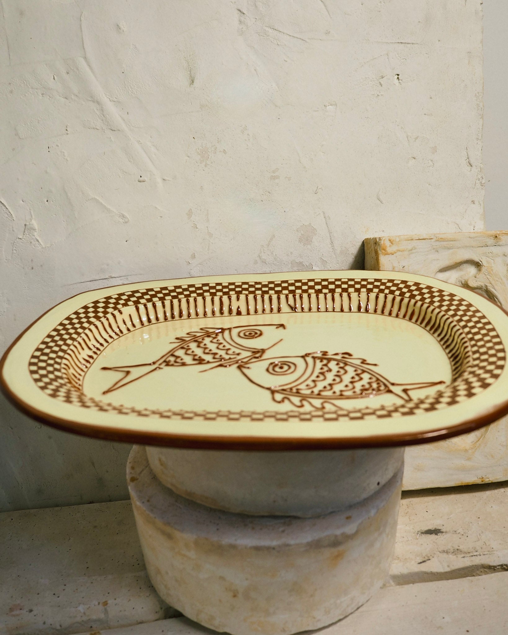 Terracotta platter - Due Pesce with carved check border