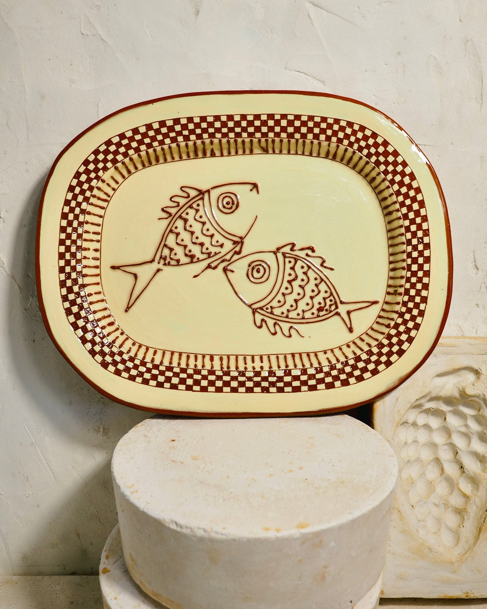 Terracotta platter - Due Pesce with carved check border
