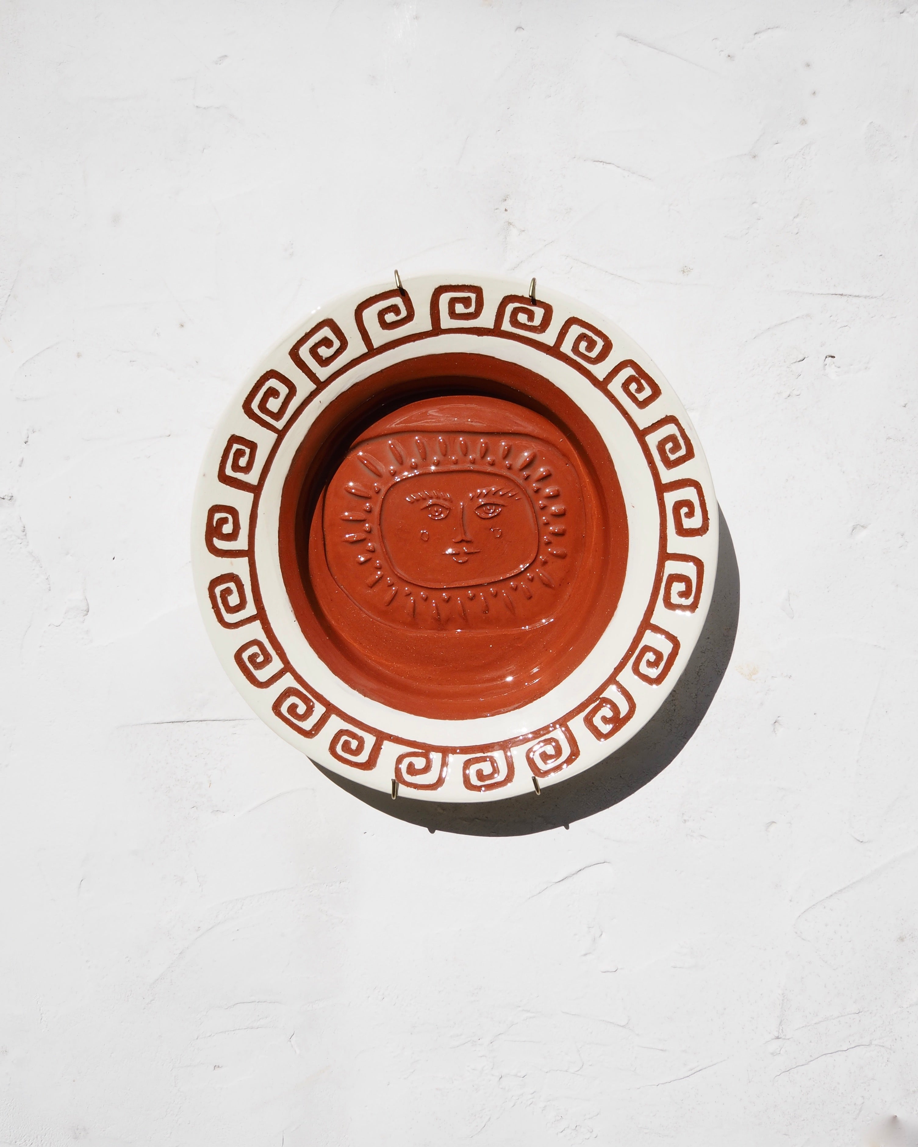 Puglia Plate - Embossed il sole with carved border detail