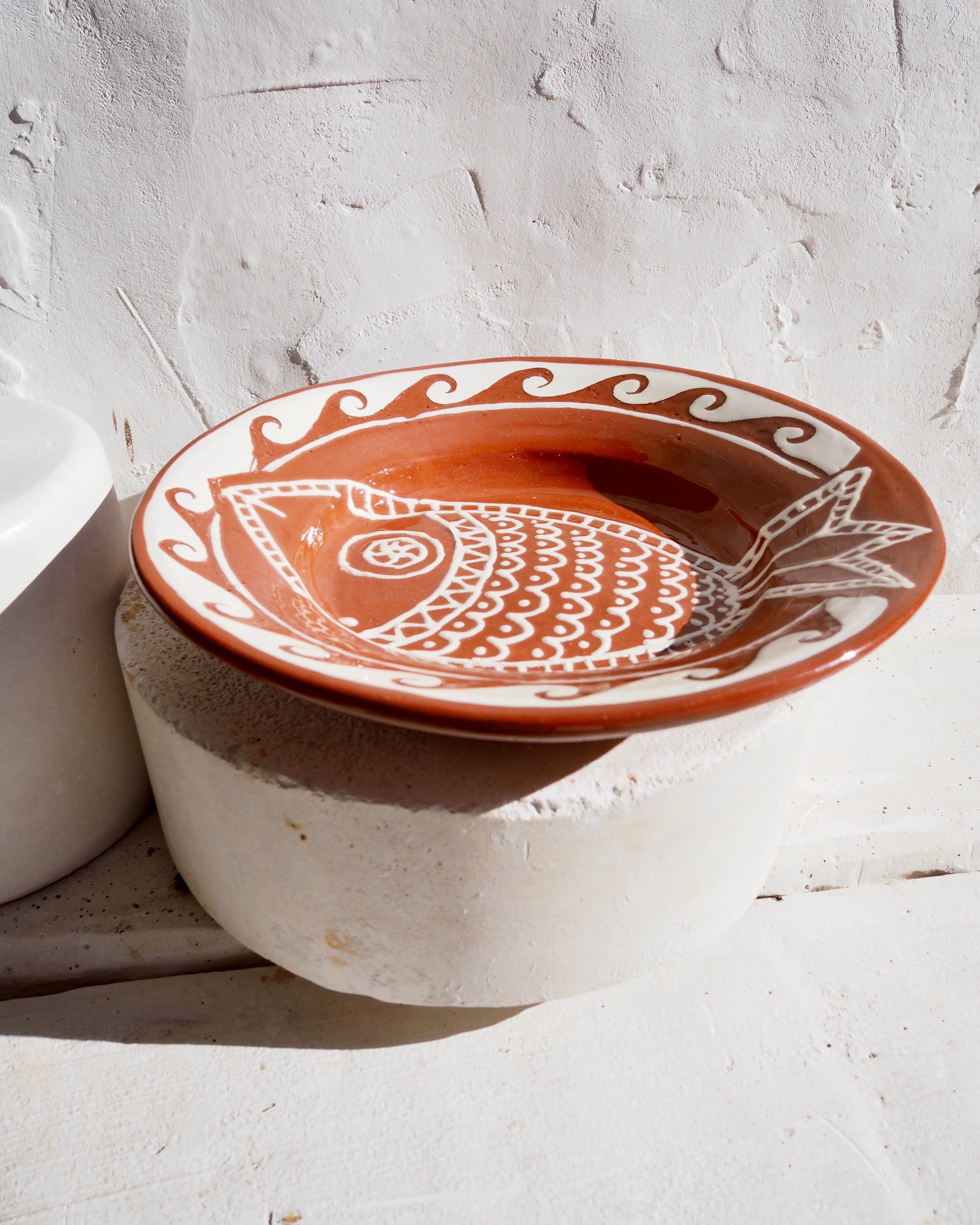 Puglia Plate - Pesce del mare with carved wave border