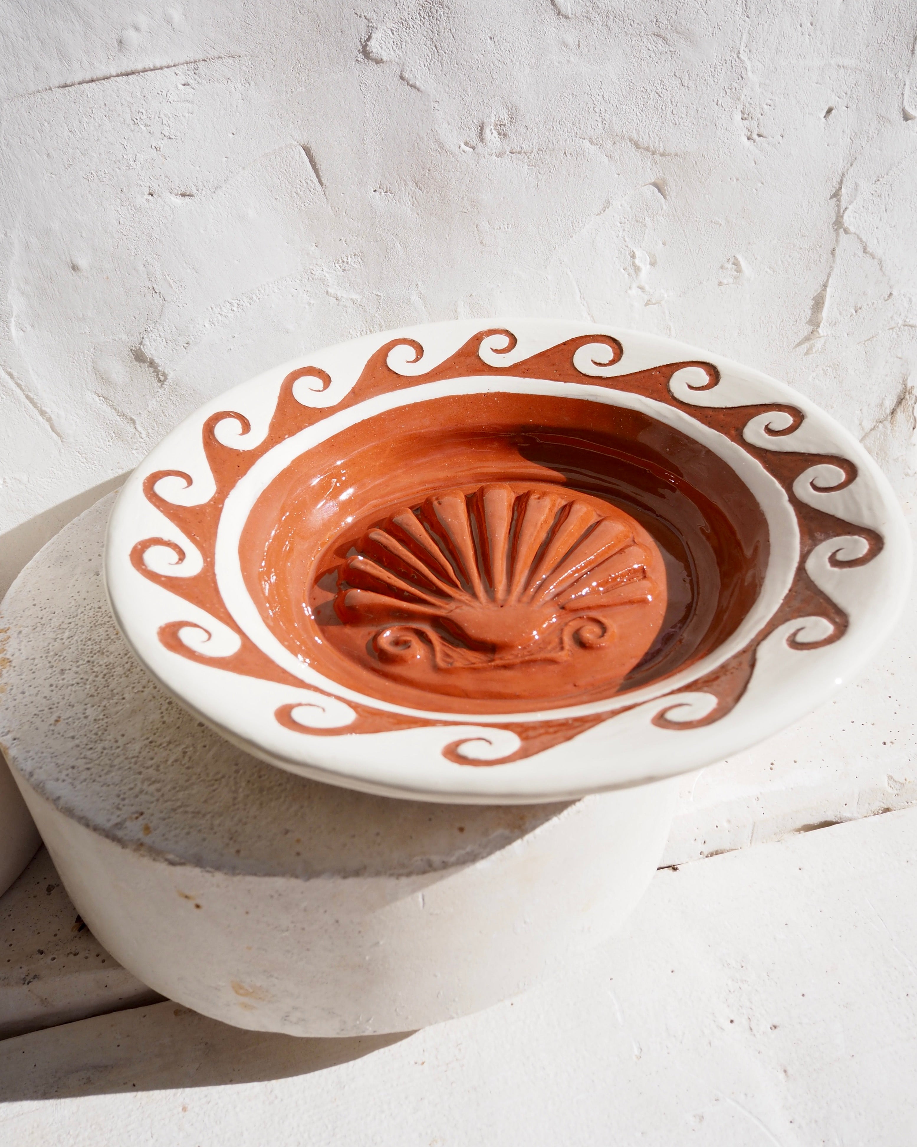 Puglia Plate - Embossed shell with carved wave border