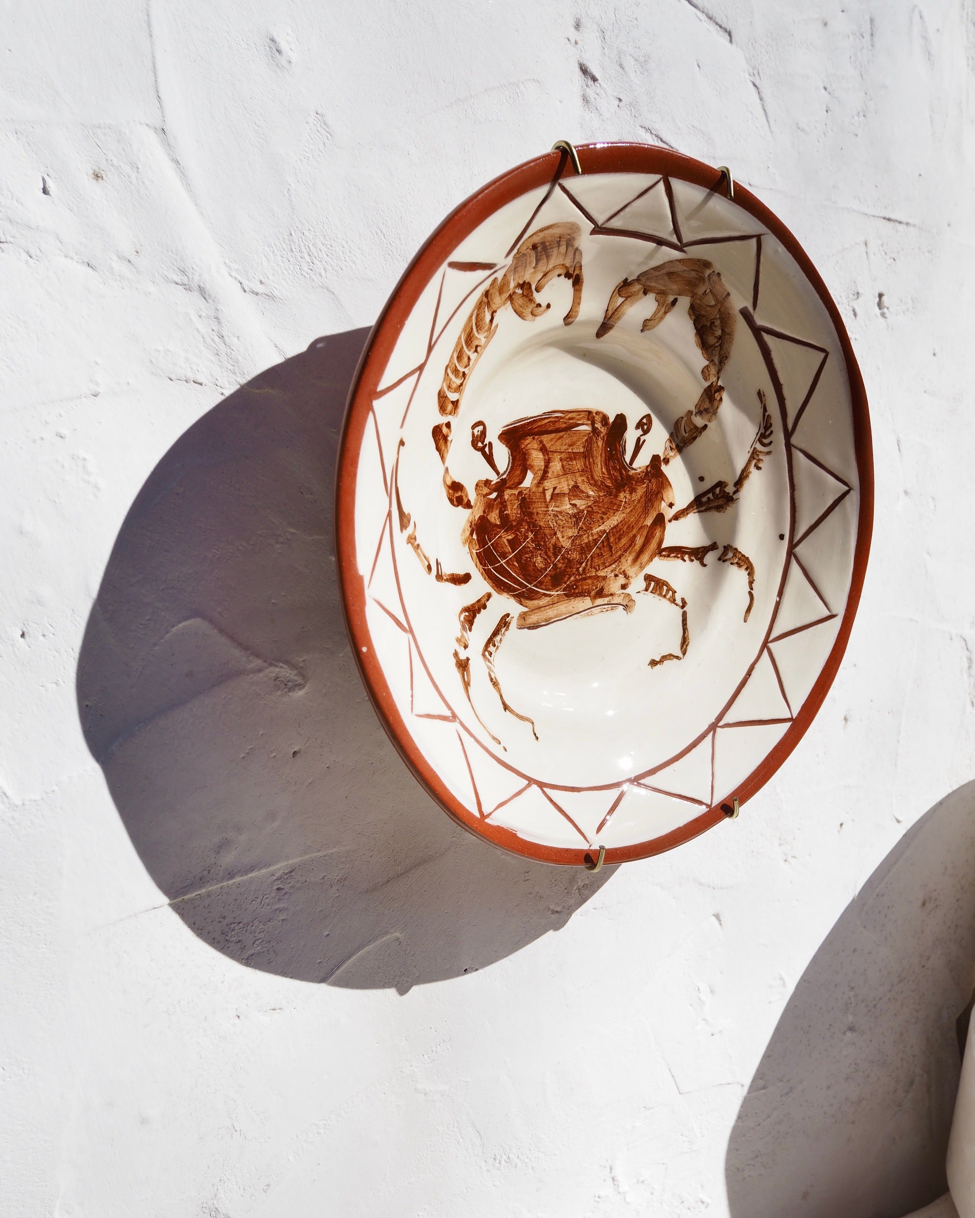 Puglia Plate - Hand painted Granchio with carved detail and brass wall hook