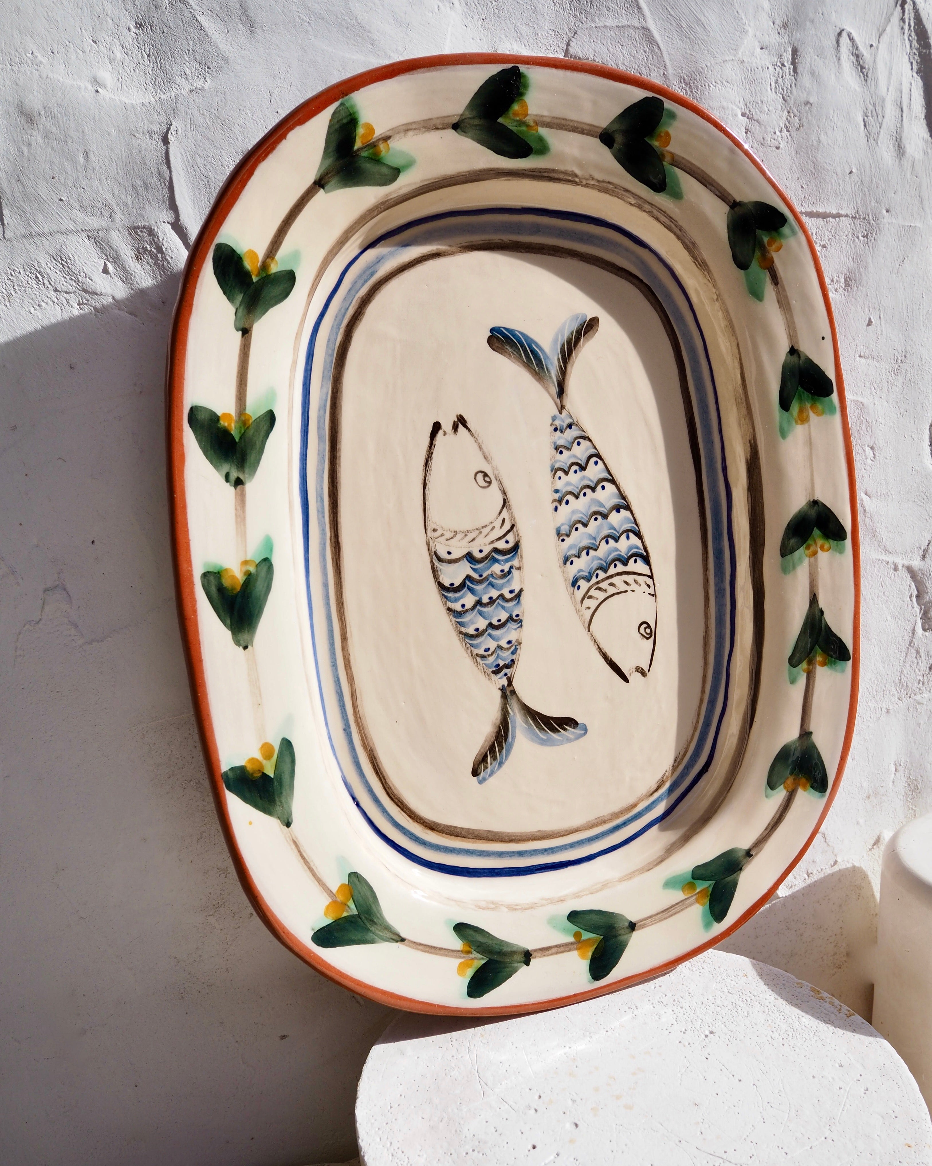 Due Pesce terracotta platter with vine border