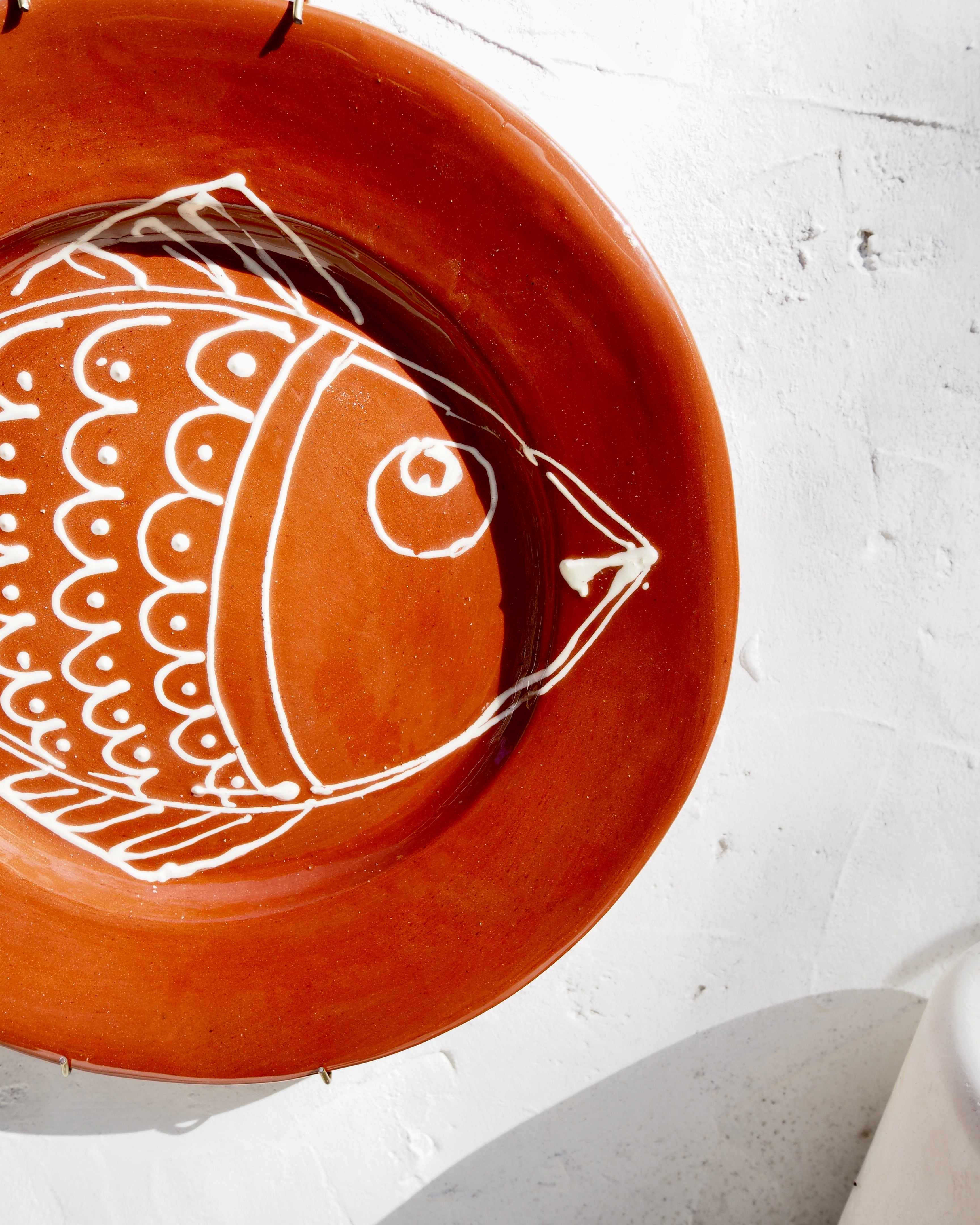 Plate with Slip trail fish design