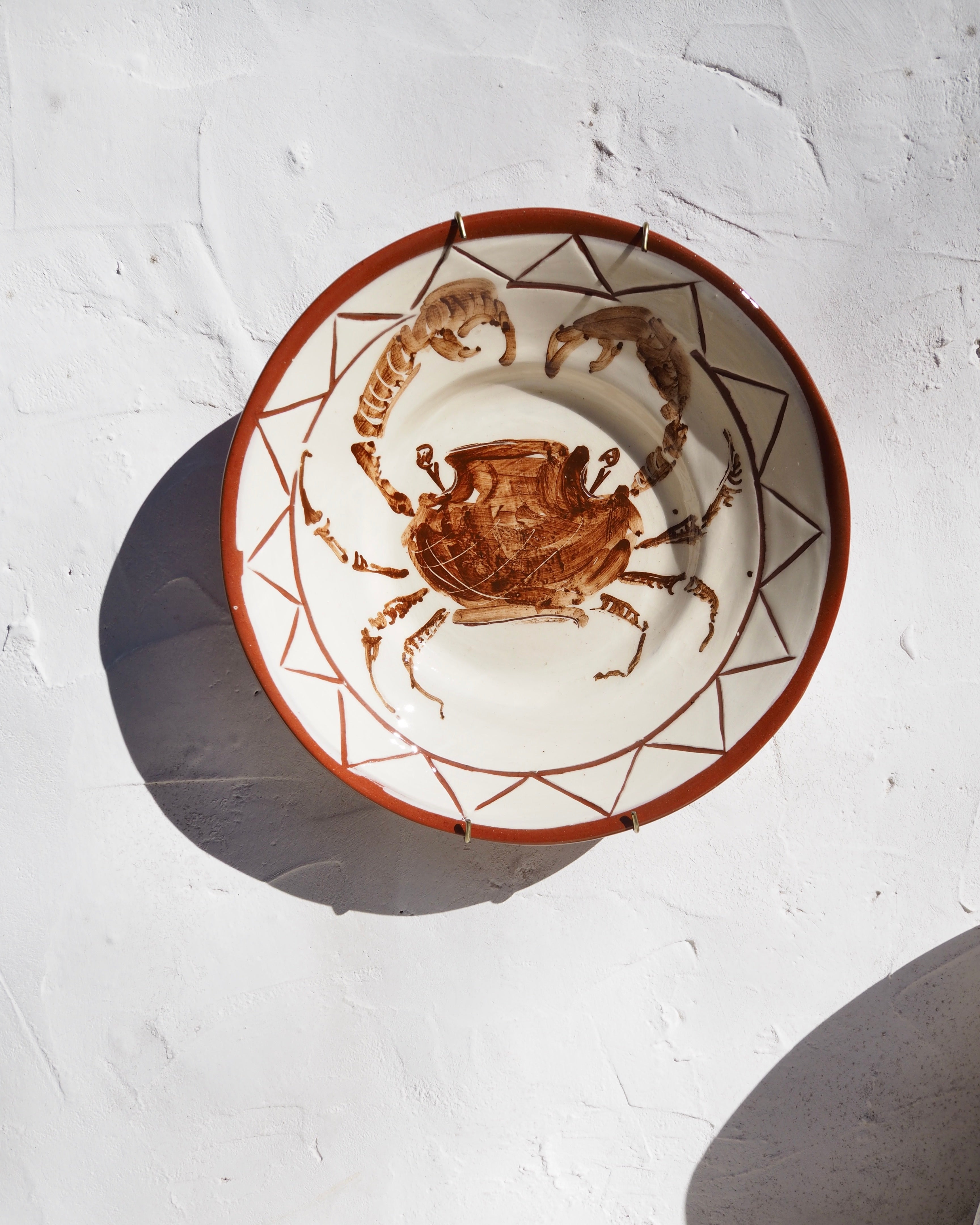 Puglia Plate - Hand painted Granchio with carved detail and brass wall hook